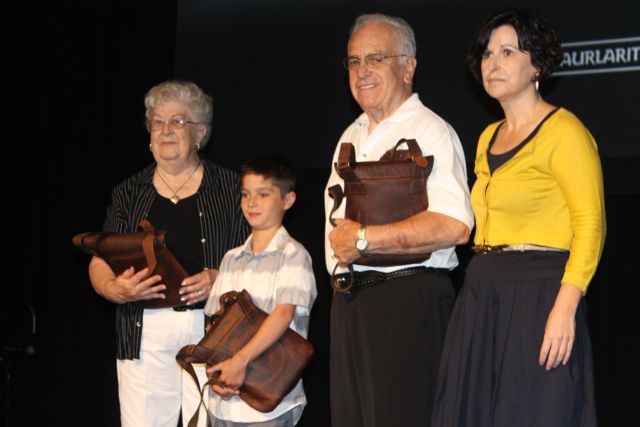 Gerri+Achurra%2C+Gaizka+Malone+and+Al+Erquiaga+were+given+awards+by+Basque+Foreign+Affairs+Secretary+Maria+Elorza