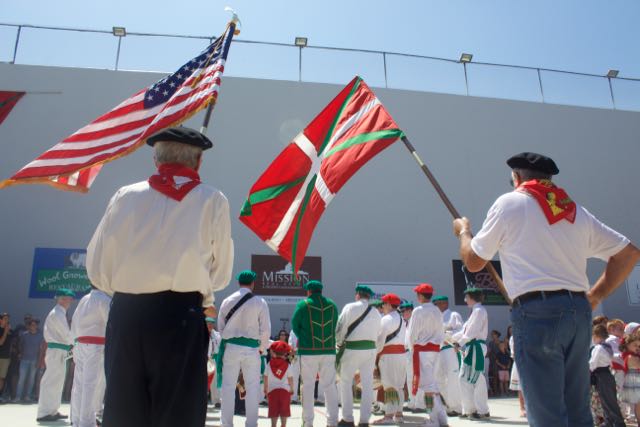 The+Basque+and+U.S.+flags+fly+during+the+Star+Spangled+Banner.