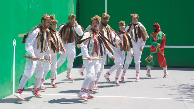 Gauden+Bat+performs+Otxagi+dance