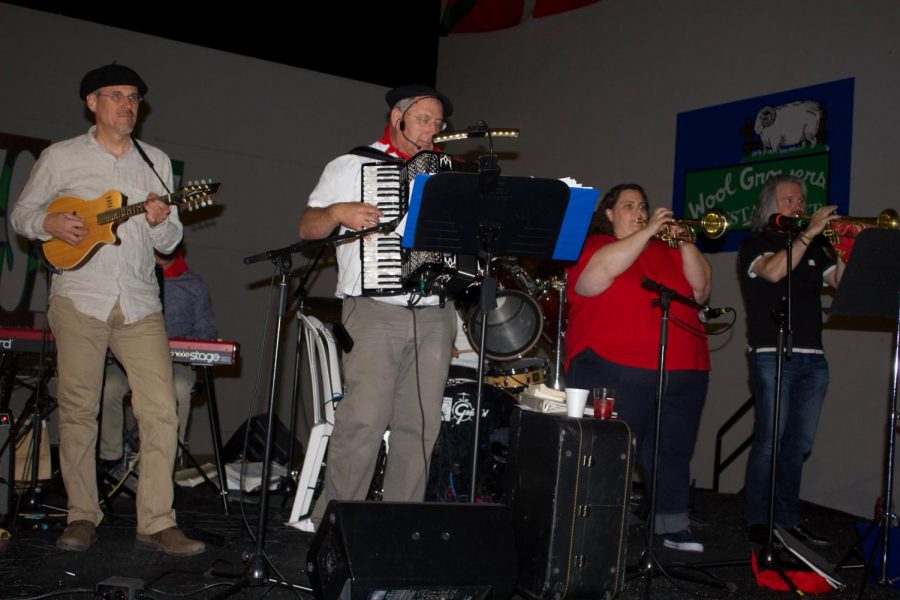 Jean+Flesher%27s+band+at+Bakersfield+festival+2016%2C+before+they+became+Amerikanuak