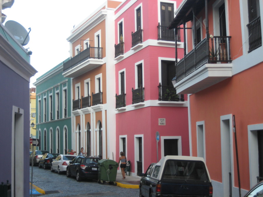 Houses+in+Old+San+Juan+are+painted+bright+pastel+colors.